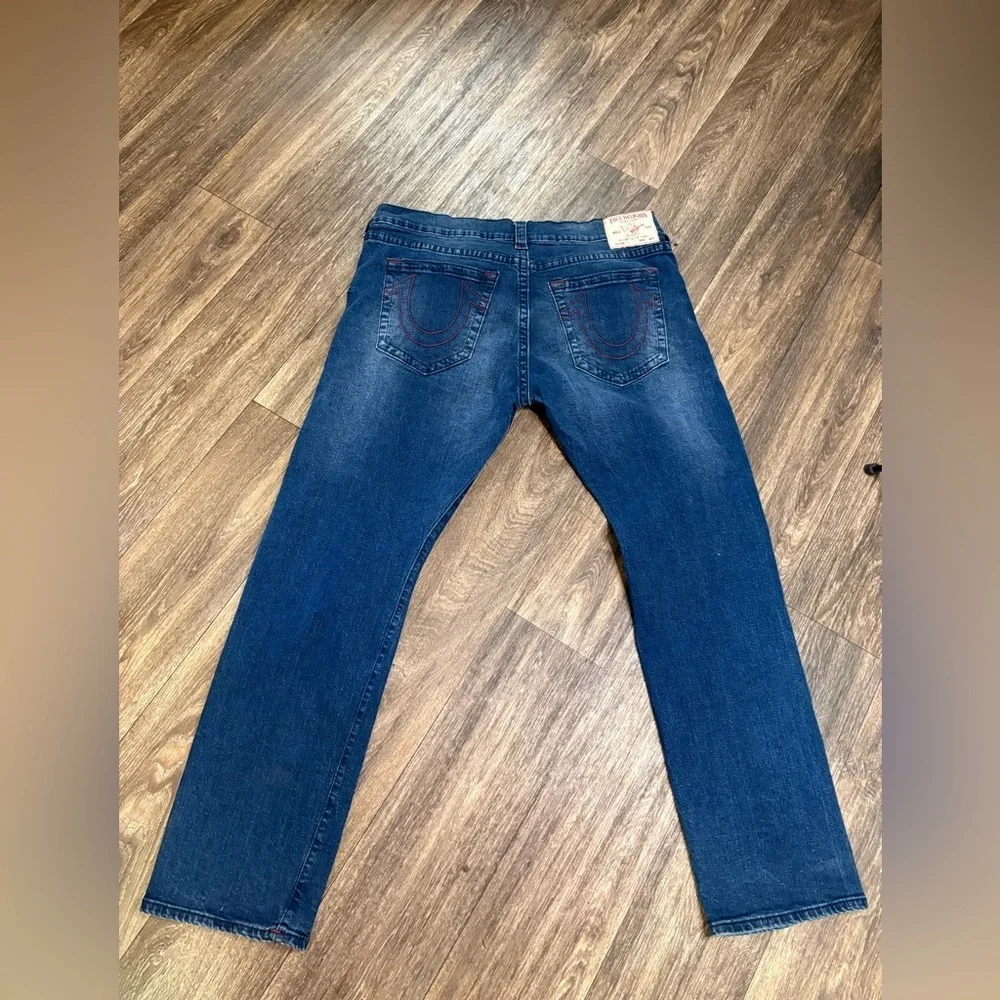 True Religion Ricky Relaxed Straight Jeans Size 40x32 Dark Wash Red Stitch
